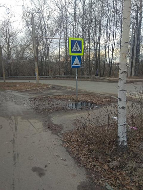 У пешеходного перехода рядом с 42 школой - яма